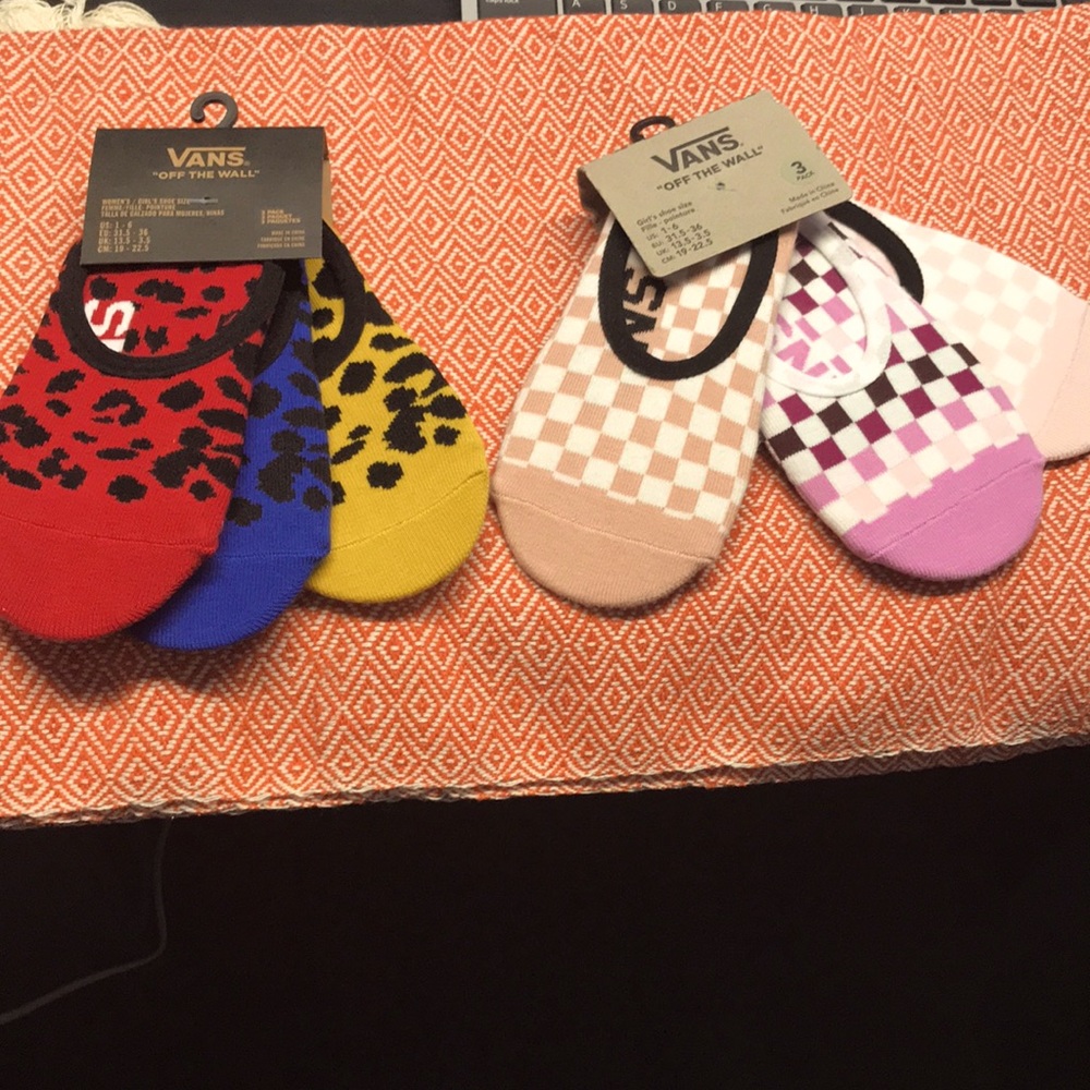 Vans’ girl’s two 3 pack no show socks. Girls shoe size US 1 - 6.